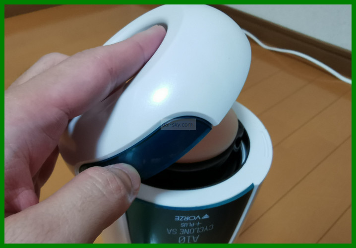Taking the magnetic front lid off the A10 Cyclone SA PLUS