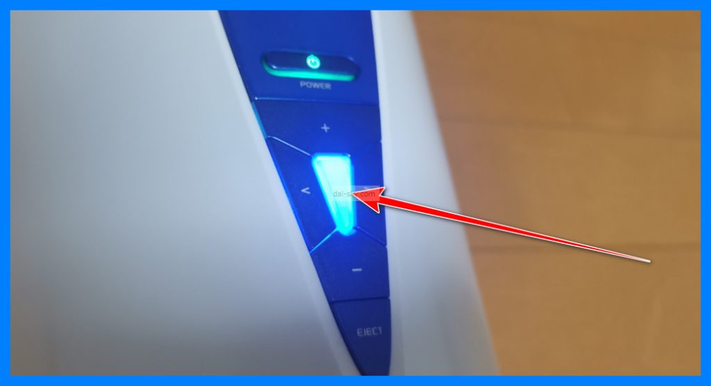 Arrow pointing to the pause button in the middle of the control panel