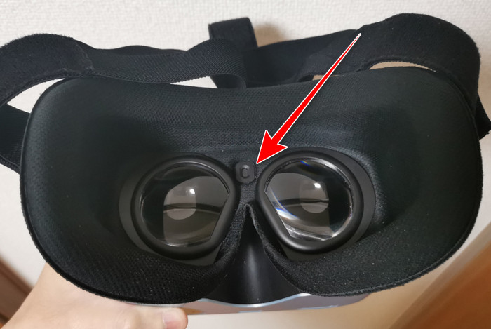 Arrow pointing to the face sensor between the lenses