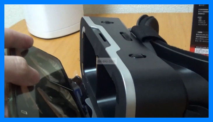 Putting the smartphone into the ELECOM goggles