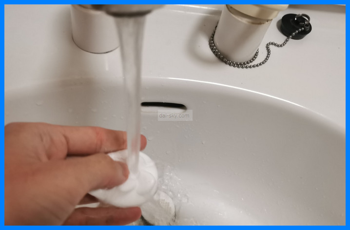Rinsing a U.F.O. TW attachment under the tap
